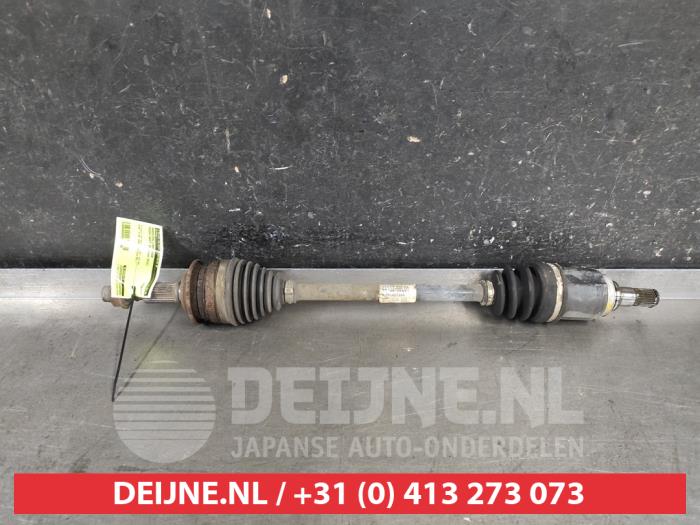 Suzuki Swift Aandrijfas links-voor O682036