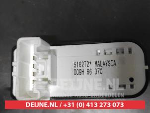 Mazda 2 Electric window switch O682050 photo 2