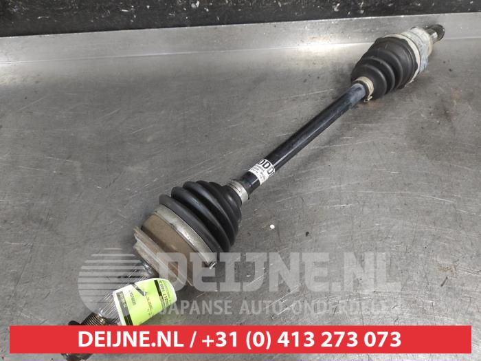 Toyota Yaris Aandrijfas links-voor O682713