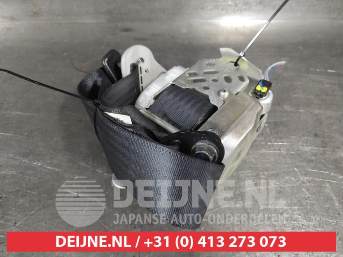 Suzuki SX-4 Front seatbelt, right O683707