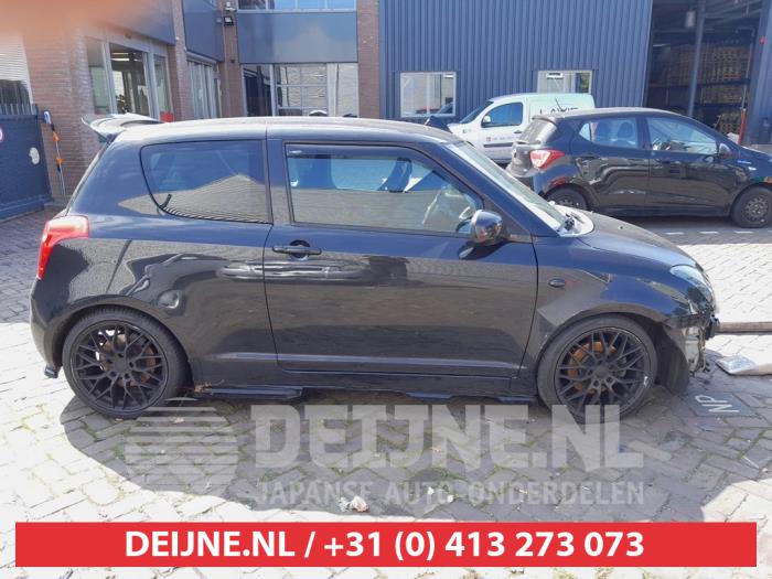 Suzuki Swift Türscheibe 2-türig rechts O684047