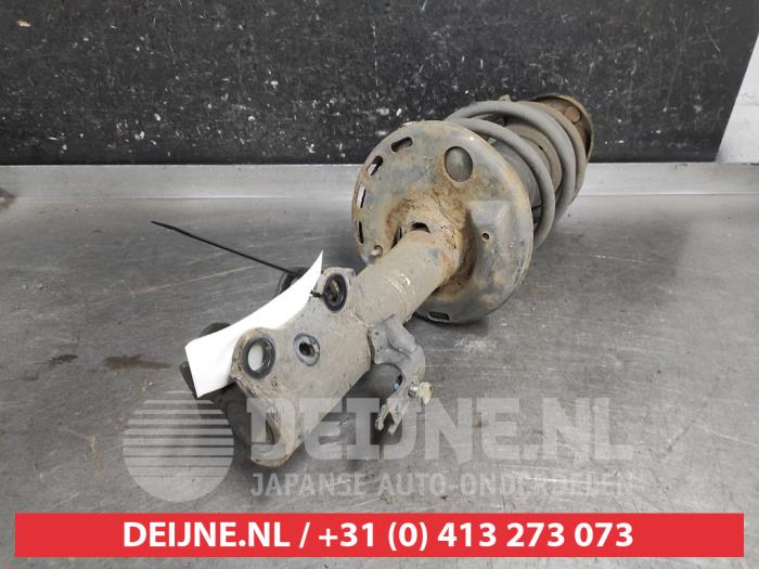 Toyota Auris Stoßdämpferstrebe links vorne O684539