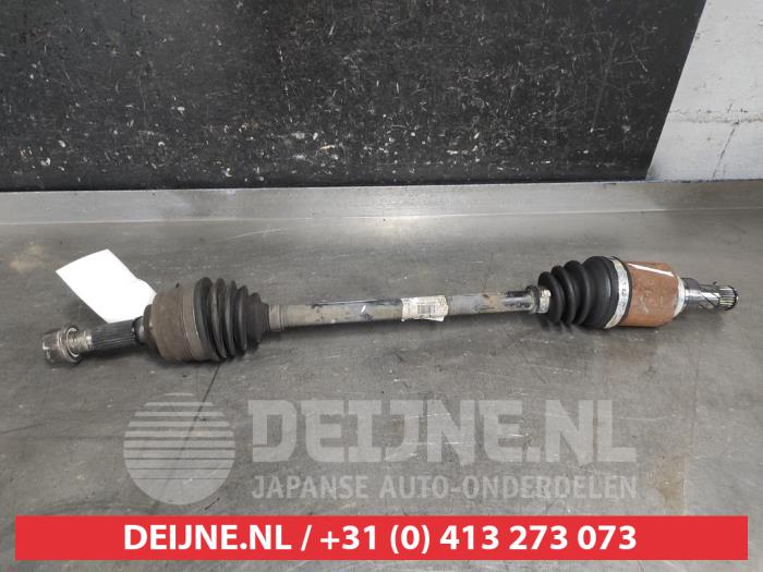 Gebruikte Aandrijfas links-voor Nissan Micra (K13) Prijs € 50,00 Margeregeling aangeboden door V.Deijne Jap.Auto-onderdelen BV
