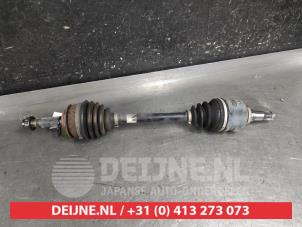 Gebruikte Aandrijfas links-voor Toyota Yaris III (P13) 1.5 16V Hybrid Prijs € 50,00 Margeregeling aangeboden door V.Deijne Jap.Auto-onderdelen BV