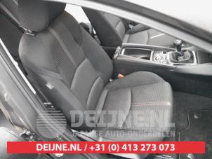 Gebruikte Voorstoel rechts Mazda 3 (BM/BN) 2.2 SkyActiv-D 150 16V Prijs € 75,00 Margeregeling aangeboden door V.Deijne Jap.Auto-onderdelen BV