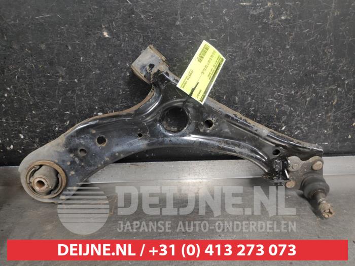 Honda HR-V Front lower wishbone, right O687711