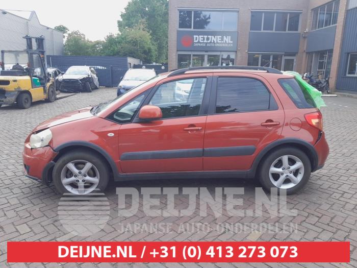 Suzuki SX-4 Portier 4Deurs links-voor O688649