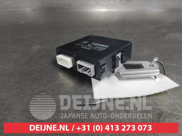 Toyota Rav-4 Parking brake module O689457