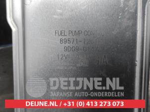 Toyota Rav-4 Brandstofpomp module O689476 foto 2