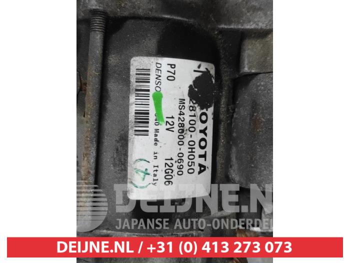Startmotor van een Toyota Avensis (T25/B1D) 2.0 16V VVT-i D4 2006