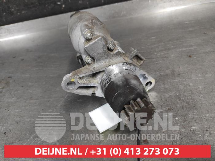 Startmotor van een Toyota Avensis (T25/B1D) 2.0 16V VVT-i D4 2006