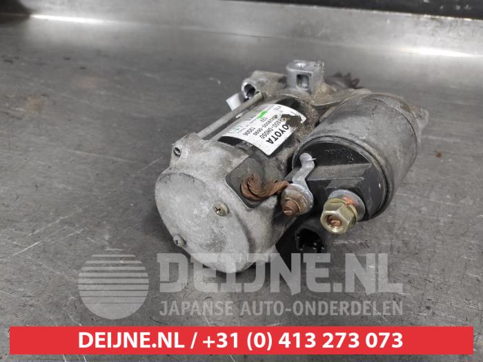 Startmotor van een Toyota Avensis (T25/B1D) 2.0 16V VVT-i D4 2006