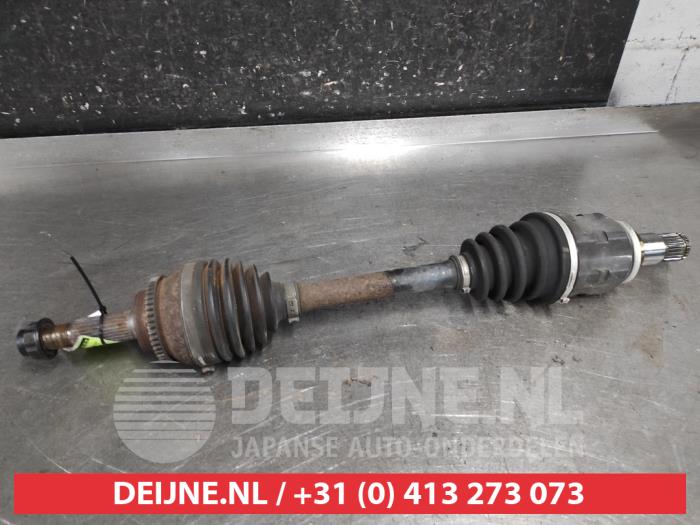 Toyota Avensis Aandrijfas links-voor O689743