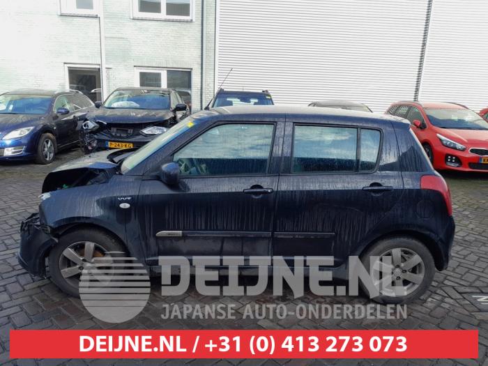 Suzuki Swift Portierruit 4Deurs links-achter O689879