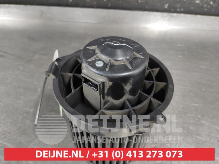Nissan Note Heating and ventilation fan motor O690804