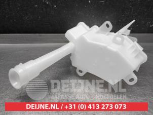 Toyota Yaris Scheibensprühertank vorne O9990009619 foto 3