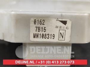 Mitsubishi Colt Sicherungskasten O691813 foto 3