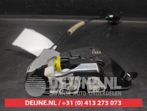 Suzuki Swift Door lock mechanism 4-door, front left O692574 photo 2