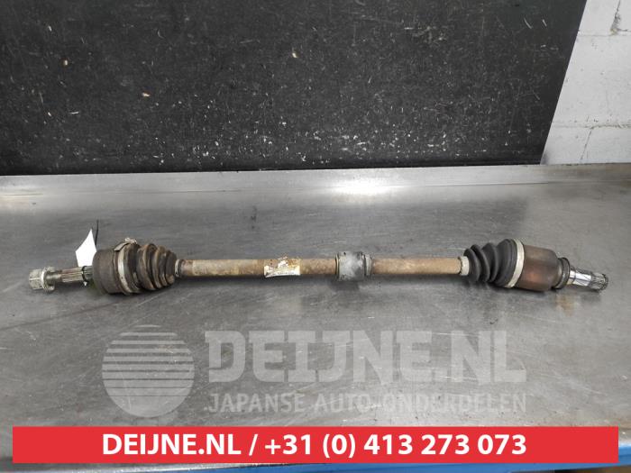 Gebruikte Steekas rechts-voor Mitsubishi Colt (Z2/Z3) 1.3 16V Prijs € 40,00 Margeregeling aangeboden door V.Deijne Jap.Auto-onderdelen BV