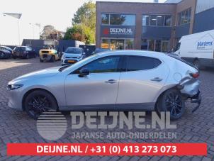 Gebruikte Portierruit 4Deurs links-achter Mazda 3 Sport (BP) 2.0 SkyActiv-X M Hybrid 16V Prijs € 50,00 Margeregeling aangeboden door V.Deijne Jap.Auto-onderdelen BV