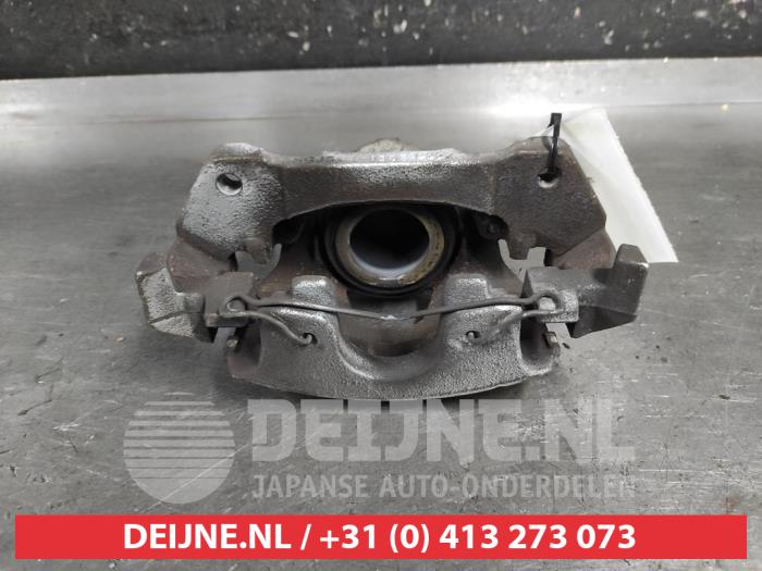 Toyota Aygo X Remklauw (Tang) links-voor O693017