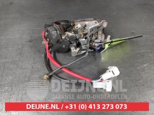 Suzuki Swift Front door lock mechanism 4-door, right O693105 photo 2