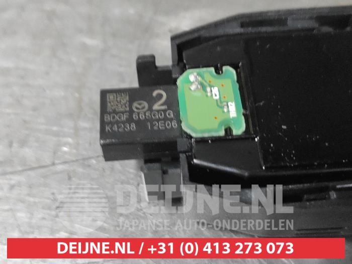 Regensensor van een Mazda 3 Sport (BP) 2.0 SkyActiv-X M Hybrid 16V 2022