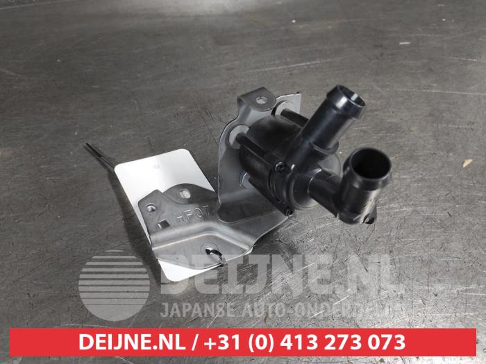 Extra waterpomp van een Mazda 3 Sport (BP) 2.0 SkyActiv-X M Hybrid 16V 2022