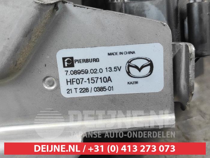 Extra waterpomp van een Mazda 3 Sport (BP) 2.0 SkyActiv-X M Hybrid 16V 2022