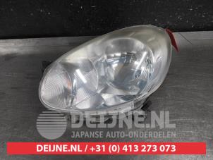 Gebruikte Koplamp links Nissan Micra (K13) 1.2 12V DIG-S Prijs € 75,00 Margeregeling aangeboden door V.Deijne Jap.Auto-onderdelen BV