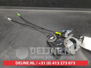 Toyota Auris Door lock mechanism 4-door, front left O694342 photo 2
