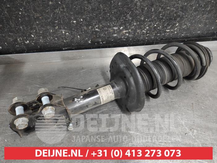 Toyota Yaris Cross Stoßdämpferstrebe links vorne O694646