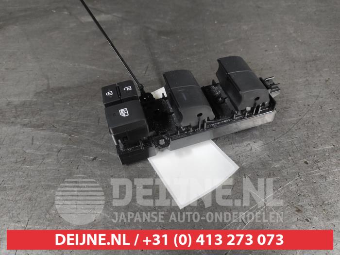 Toyota Yaris Cross Multi-functional window switch O694913