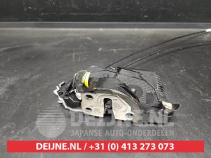Toyota Yaris Door lock mechanism 4-door, front left O695083 photo 2