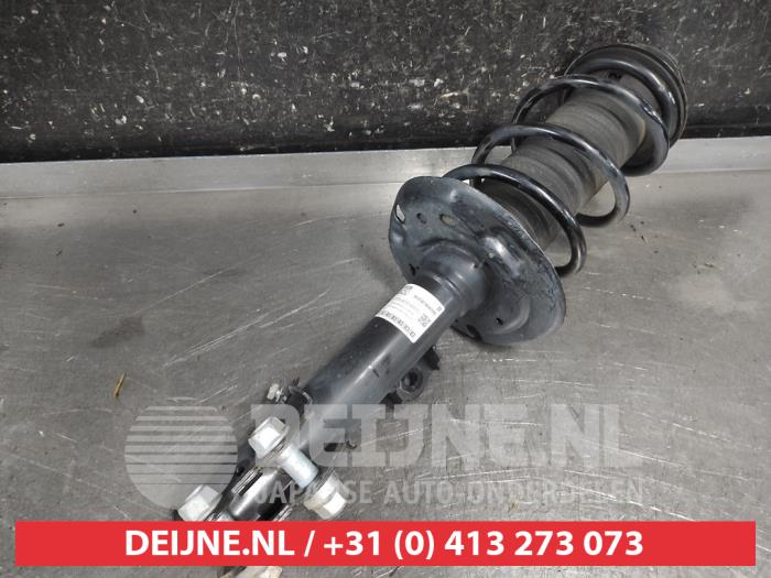 Toyota Yaris Cross Stoßdämpferstrebe rechts vorne O695289
