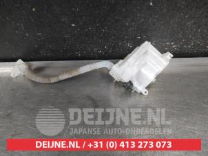 Daihatsu Trevis Scheibensprühertank vorne O695543 foto 2