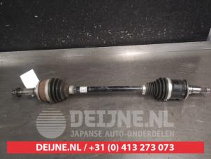 Gebruikte Aandrijfas links-voor Toyota Yaris IV (P21/PA1/PH1) 1.5 12V Hybrid 115 Prijs € 100,00 Margeregeling aangeboden door V.Deijne Jap.Auto-onderdelen BV