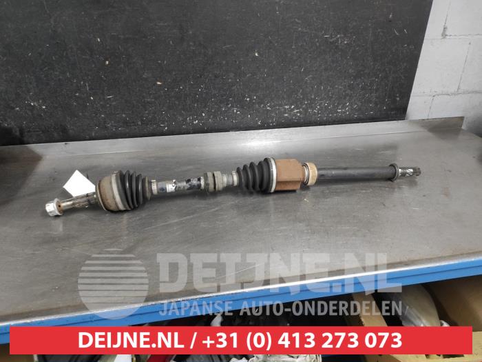 Gebruikte Aandrijfas rechts-voor Nissan Qashqai (J11) 1.2 DIG-T 16V Prijs € 75,00 Margeregeling aangeboden door V.Deijne Jap.Auto-onderdelen BV