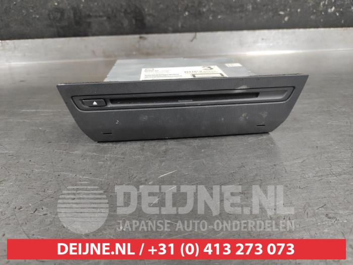 Mazda 3 CD player O697565