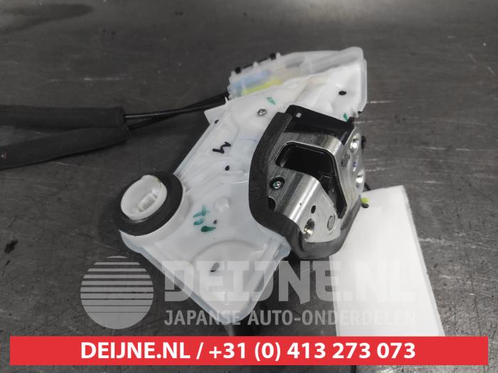 Toyota Corolla Deurslot Mechaniek 4Deurs links-voor O698186