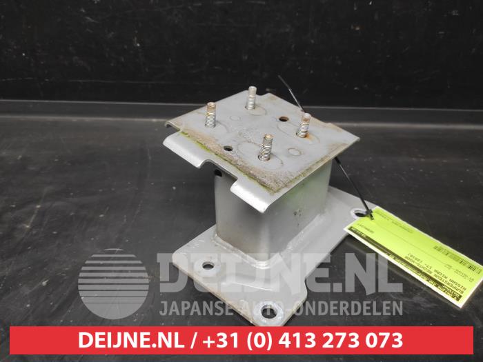 Nissan Micra Bumpersteun rechts-voor O698372