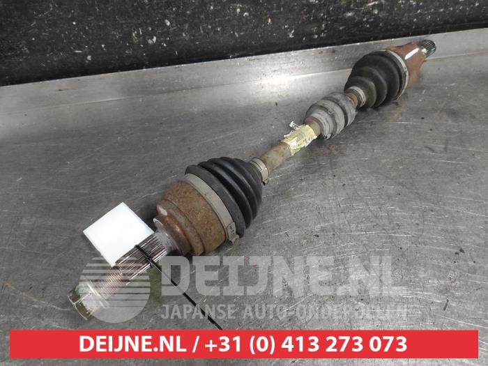 Gebruikte Aandrijfas links-voor Nissan Micra (K13) 1.2 12V DIG-S Prijs € 65,00 Margeregeling aangeboden door V.Deijne Jap.Auto-onderdelen BV