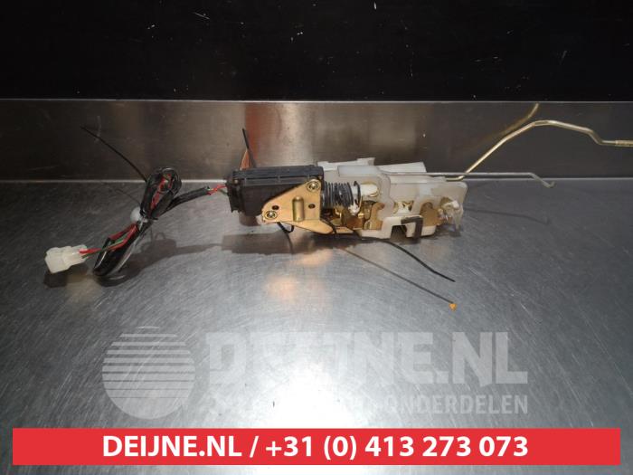 Mazda 323F Deurslot Mechaniek 4Deurs rechts-voor O280641