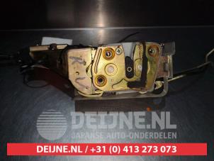 Mazda 323F Türschlossmechanik 4-türig rechts vorne O280641 foto 3