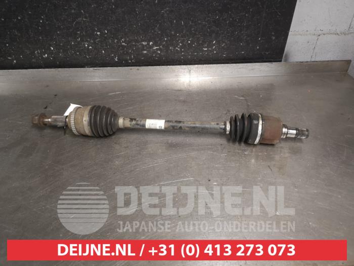 Suzuki Swift Aandrijfas links-voor O698895