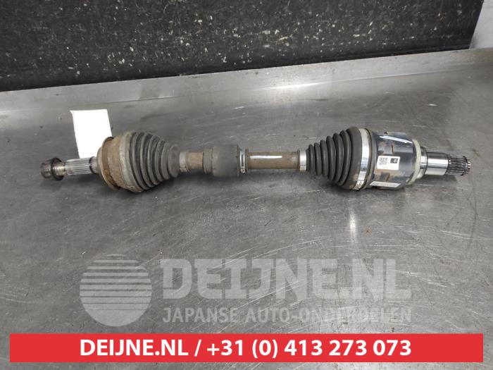 Toyota Prius Plus Aandrijfas links-voor O698936