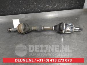 Gebruikte Aandrijfas links-voor Toyota Prius Plus (ZVW4) 1.8 Hybrid 16V Prijs € 100,00 Margeregeling aangeboden door V.Deijne Jap.Auto-onderdelen BV