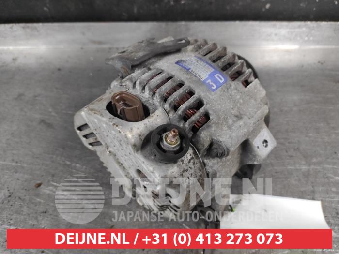 Dynamo van een Toyota RAV4 (A2) 2.0 16V VVT-i 4x4 2002