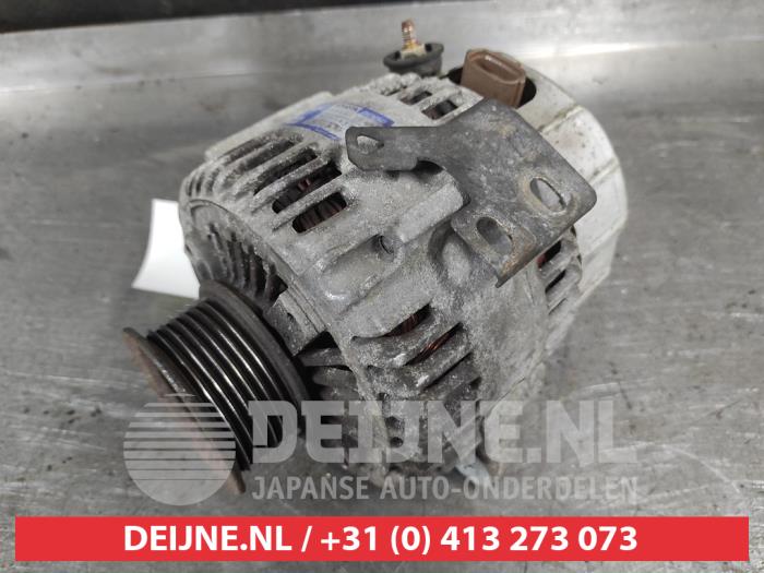 Dynamo van een Toyota RAV4 (A2) 2.0 16V VVT-i 4x4 2002