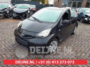 Gebruikte Linker Koplamp Toyota Aygo (B10) 1.0 12V VVT-i Prijs € 50,00 Margeregeling aangeboden door V.Deijne Jap.Auto-onderdelen BV